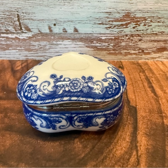 Porcelain Music Trinket Lidded Box Blue and White Plays “I will always love you” - Picture 3 of 9